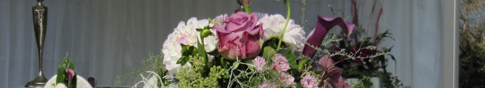 Blumendeko zur Trauung am See