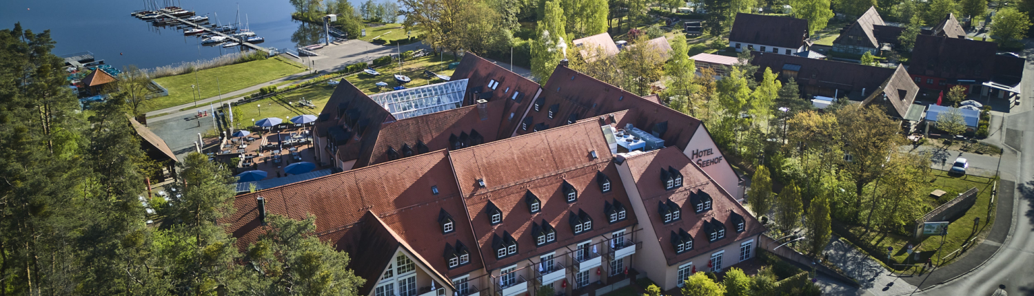 Luftaufnahme vom Strandotel Seehof mit Seeblick