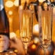 Silvester - Sektgläser, Sektflasche mit goldenen Luftschlangen