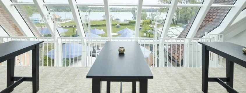 Tagungsraum parlamentarisch bestuhlt Tagungsgalerie mit Seeblick