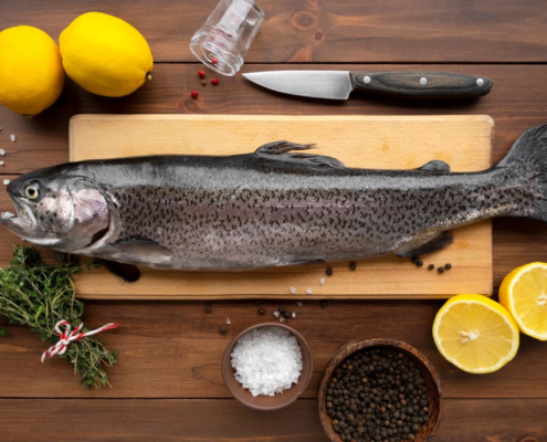 Lachstranch auf Eis mit Zitronenecke und Schnittlauch