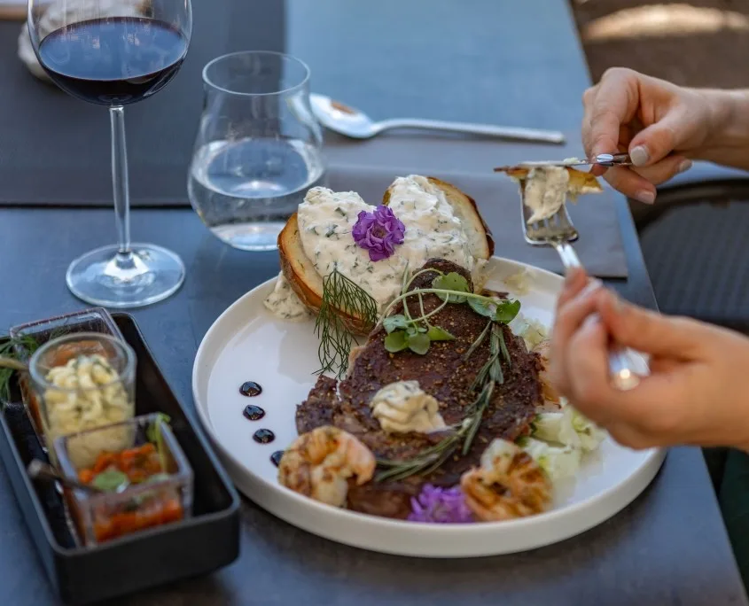 Fleischgericht mit Beilagen im Seehof Restaurant Surf and Turf am Brombachsee