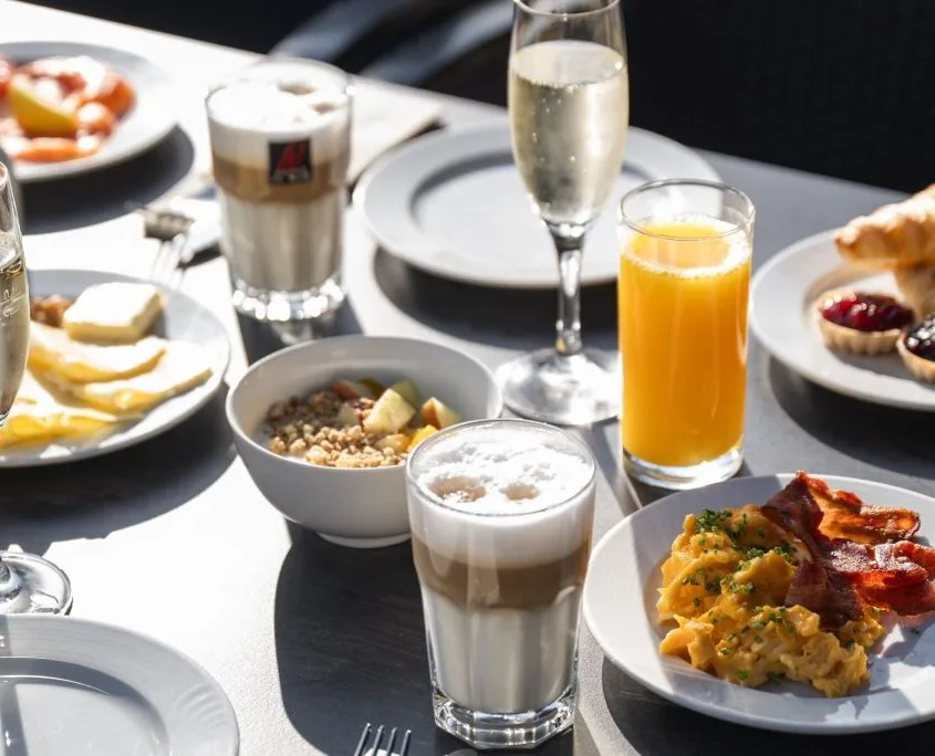 Frühstückstisch auf der Seeterrasse Frühstück Seeterrass