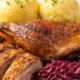 Martinsgans mit Kloß und Blaukraut