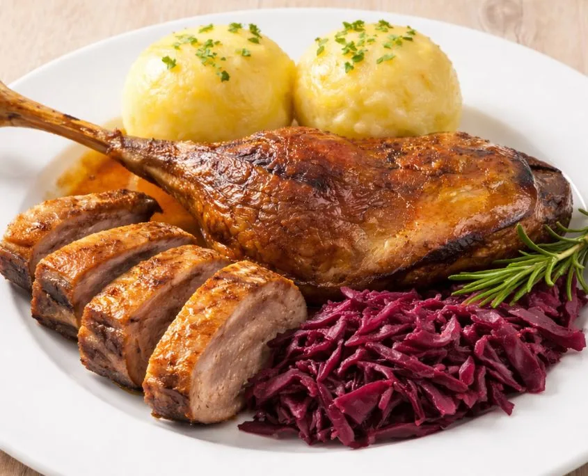 Gedeckter Tisch im Restaurant Martinsgans mit Kloß und Blaukraut
