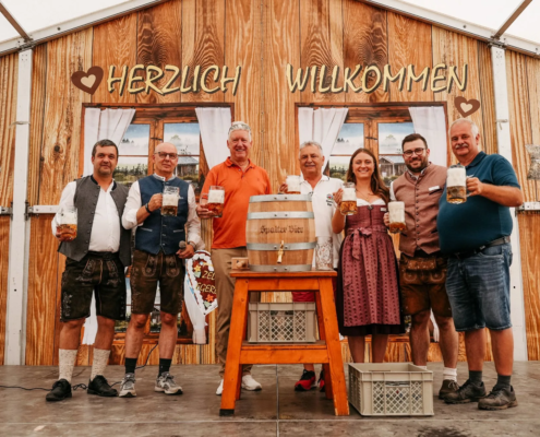 Fassanstich mit Marco Kleemann, Markus Wölflik, Hubert Stanka, Dieter Selz, Marlene Bosch, Nikolaj Hüttel und Christian Egerer - Foto Strandhotel Seehof Fassanstich mit Marco Kleemann, Markus Wölflik, Hubert Stanka, Dieter Selz, Marlene Bosch, Nikolaj Hüttel und Christian Egerer - Foto Strandhotel Seehof