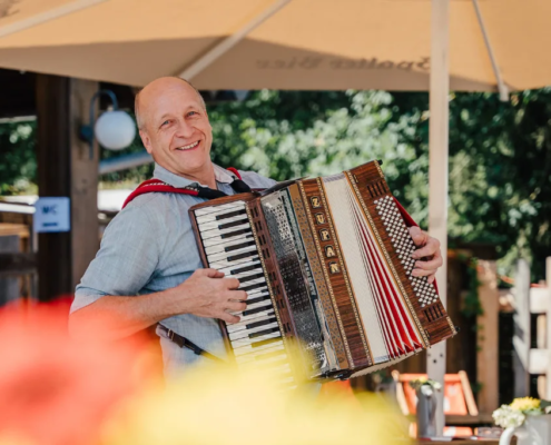 Seehof Sommerfest - Herr Nüßlein am Akkordeon Seehof Sommerfest - Herr Nüßlein am Akkordeon