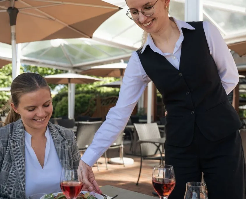 Ausbildung Gastronomie Servieren von Speisen