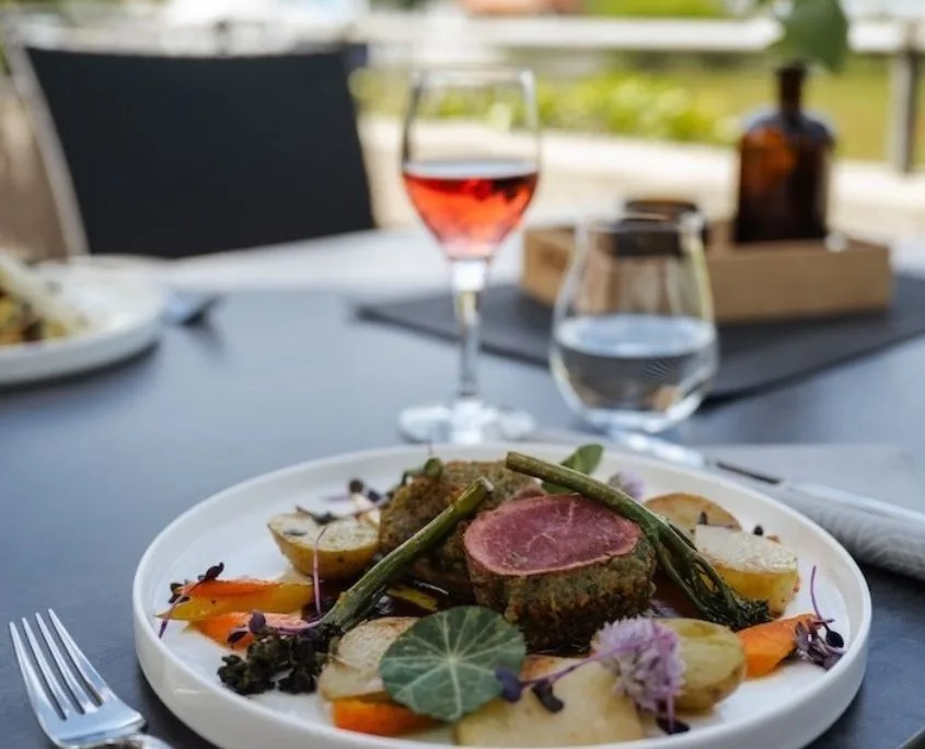 Fleischgericht mit Beilagen auf der Seehof Terrasse Fleischgericht auf Seeterrasse
