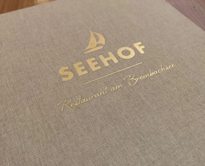 Speisekarte Seehof Restaurant - beige mit goldenem Logo bedruckt Speisekarte Seehof Restaurant