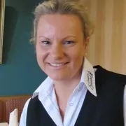 Blonde Mitarbeiterin mit Zopf und leichten Locken